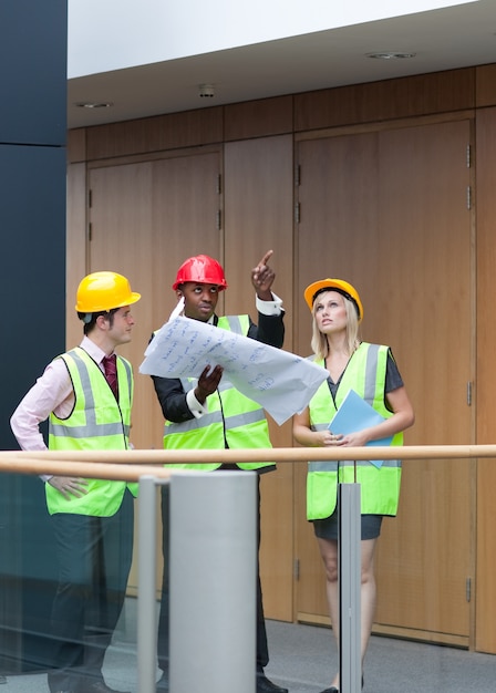 Foto diversos arquitectos estudiando un edificio