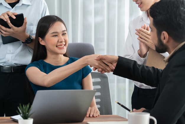 Diversos colegas de trabalho celebram o sucesso com aperto de mão Concord