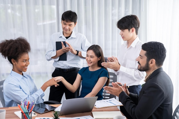 Diversos colegas de trabalho celebram o sucesso com aperto de mão Concord