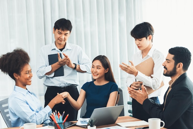 Diversos colegas de trabalho celebram o sucesso com um aperto de mão e trabalho em equipe no local de trabalho corporativo Equipe multicultural de profissionais felizes unidos em solidariedade por um aperto de mãos no escritório Concord