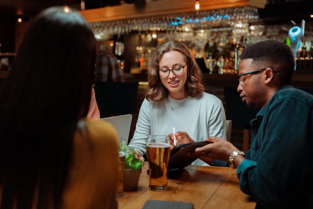 Diversos colegas para beber cerveja