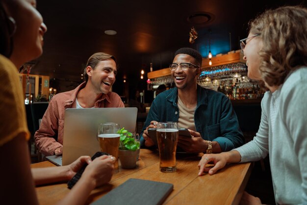 Diversos colegas saindo para beber discutindo trabalho