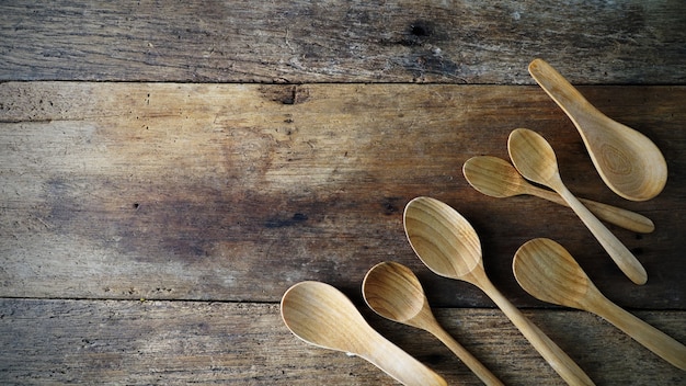 Foto los diversos de cucharas de madera que fijan en el tablón de madera