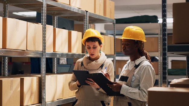 Diversos empleados contando cajas de productos.