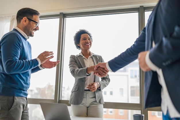 Diversos empleados de la empresa felices después de una reunión exitosa