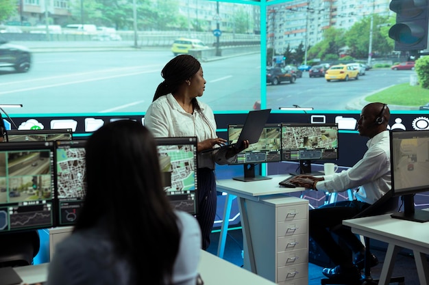 Diversos empleados monitorean el tráfico urbano en la agencia del centro de control