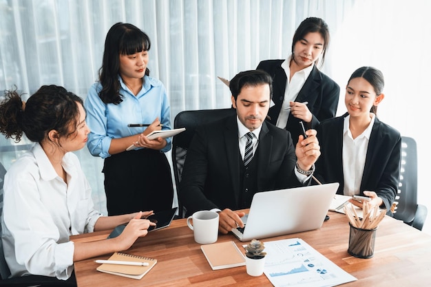 Diversos empresarios de diversos grupos étnicos que trabajan en un entorno de oficina moderno. Trabajadores de oficina productivos y multiétnicos participan en debates sobre marketing empresarial estratégico.