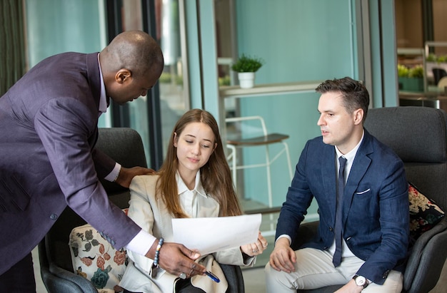 Diversos empresários em uma reunião