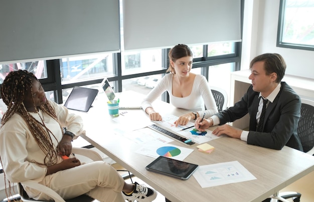 Diversos empresários em uma reunião