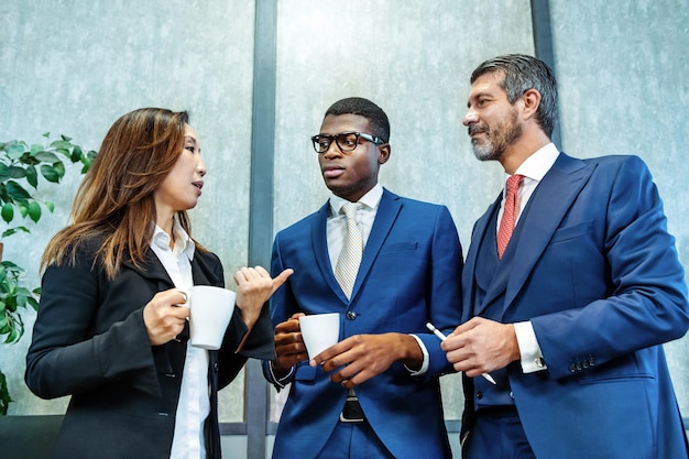 Diversos empresarios hablando durante el descanso