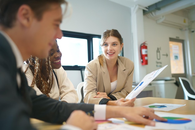 Diversos empresarios en una reunión