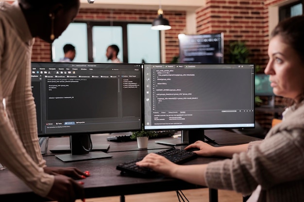 Diversos engenheiros de programação desenvolvendo código html e computação em nuvem em sua agência de desenvolvimento. Desenvolvedor de software trabalhando em programação de banco de dados com script html, computando big data.