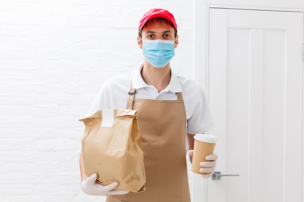 Diversos envases de papel para comida para llevar. El repartidor lleva