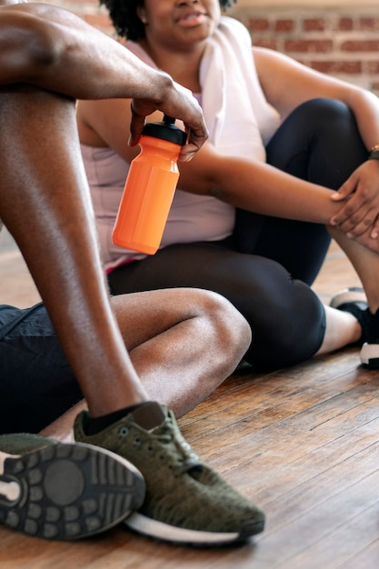 Diversos esportistas descansando após um treino intenso