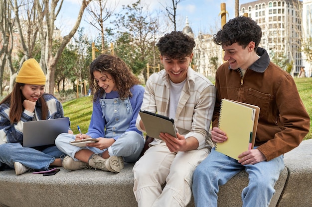 Diversos estudiantes colaborando en el proyecto del campus