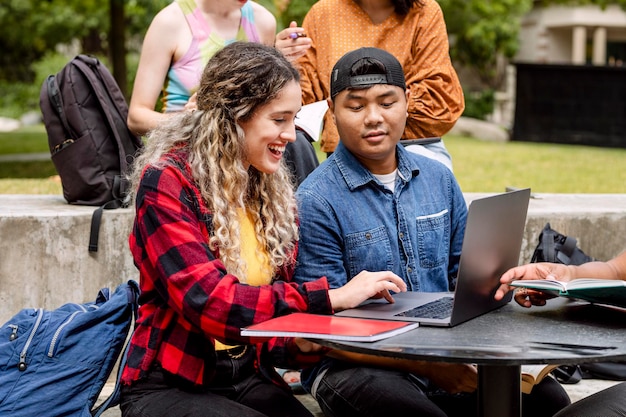 Foto diversos estudiantes de intercambio que estudian juntos en la universidad estadounidense