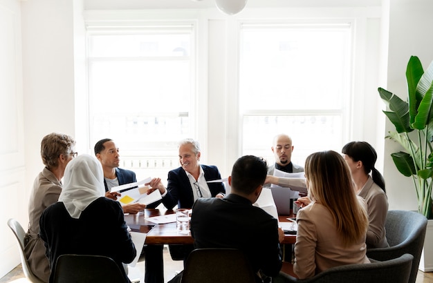 Diversos executivos em reunião