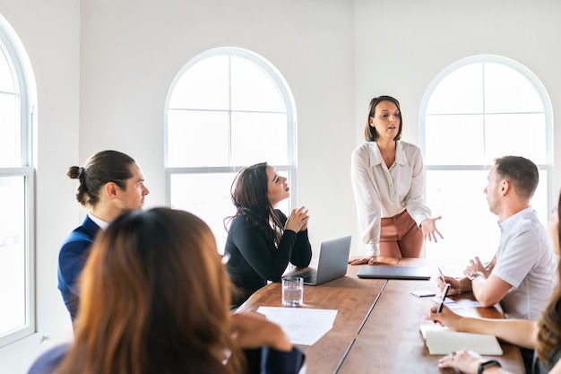 Diversos executivos em uma reunião