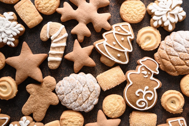 Diversos formatos de biscoitos de natal como pano de fundo, confeitaria caseira