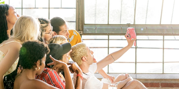 Diversos grupos de amigos tirando uma selfie em uma festa