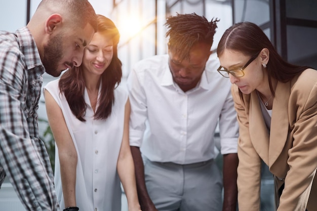 Diversos grupos empresariais se posicionam ao redor de uma mesa de reunião