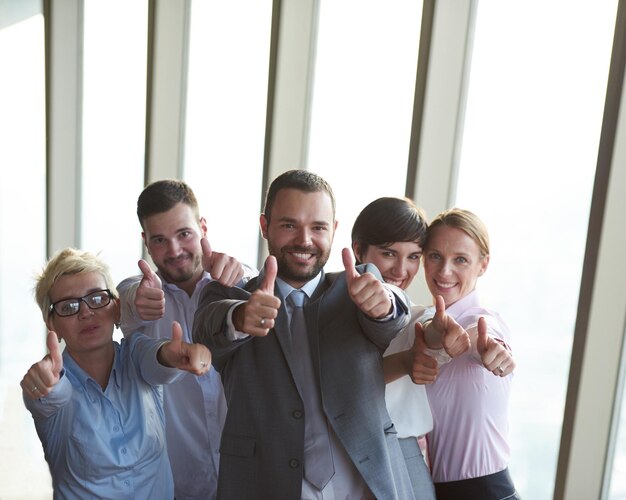 diversos grupos de personas de negocios que se unen como equipo en el moderno y luminoso interior de la oficina