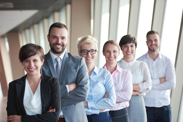 diversos grupos de personas de negocios que se unen como equipo en el moderno y luminoso interior de la oficina