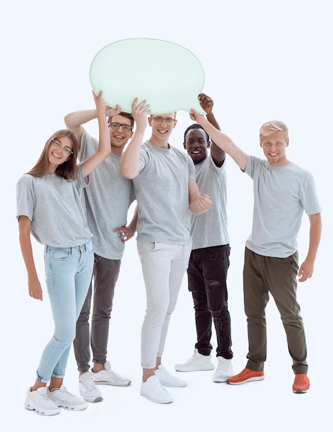 Diversos jóvenes con camisetas idénticas sosteniendo una burbuja aislada de fondo blanco