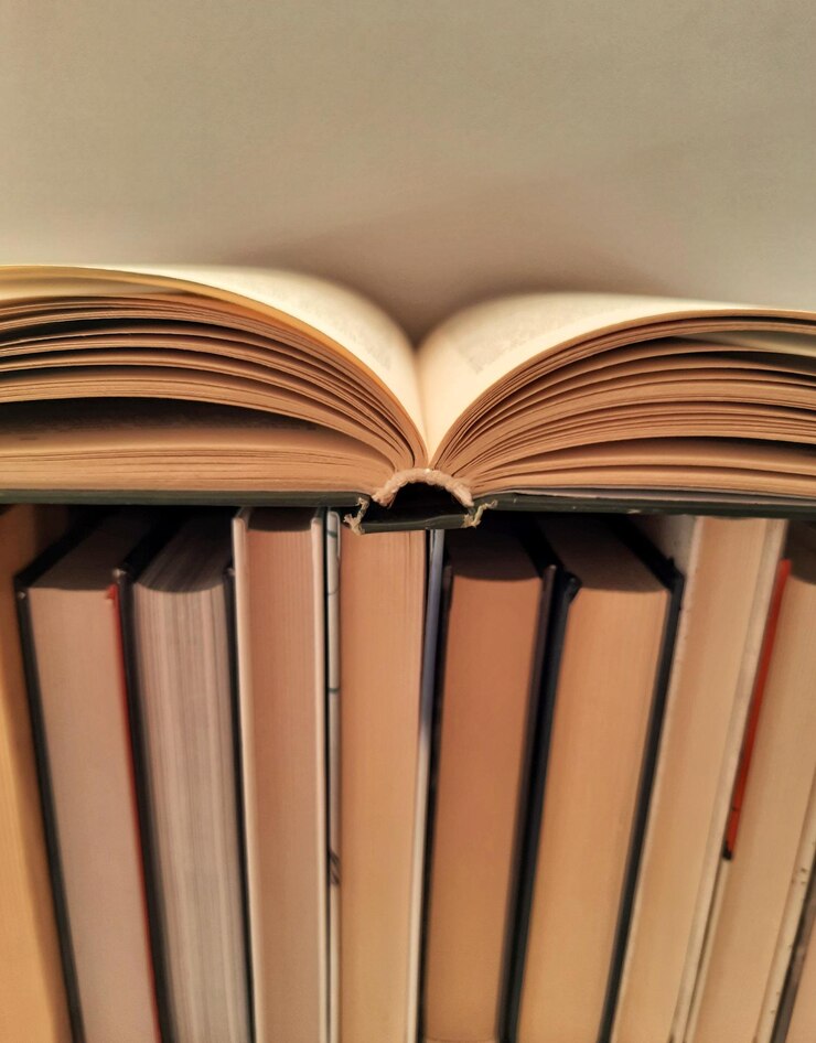 Diversos libros con un libro abierto Educación y aprendizaje de lectura.