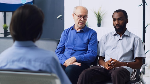 Diversos pacientes discutiendo el diagnóstico de la enfermedad