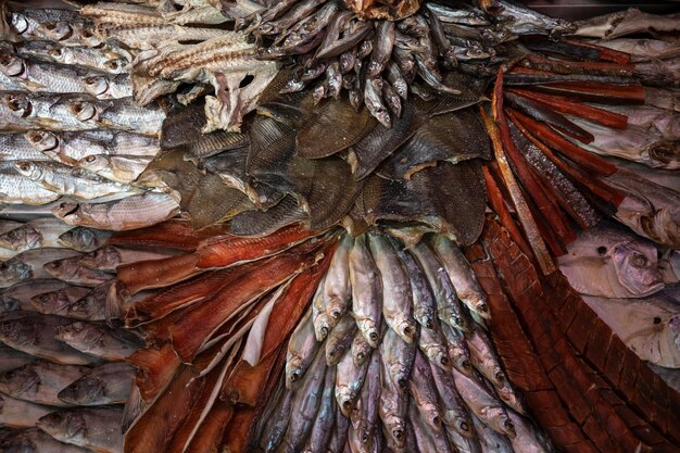 Diversos productos de pescado ahumado, alimentación saludable y concepto de mercado de pescado