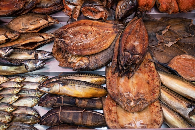 Diversos productos de pescado ahumado, alimentación saludable y concepto de mercado de pescado