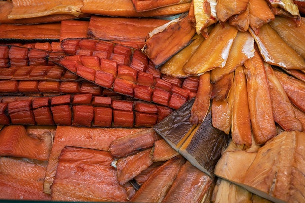 Diversos productos de pescado ahumado, alimentación saludable y concepto de mercado de pescado