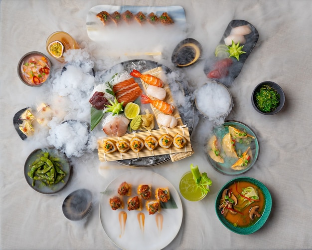 Diversos sushis japoneses e sashimis em uma mesa