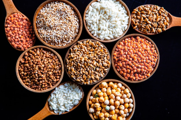 Diversos tipos de cereales y cereales naturales