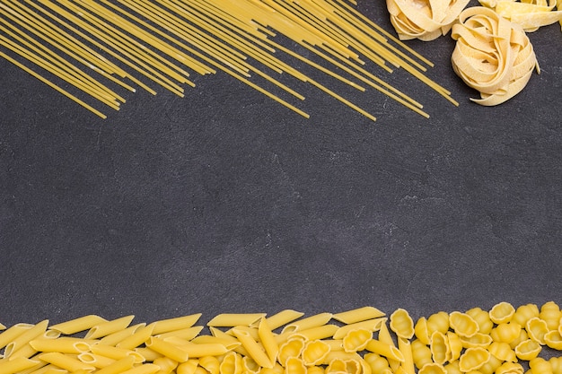 Diversos tipos de massas italianas secas. Carboidratos saudáveis de trigo duro. Comida orgânica.