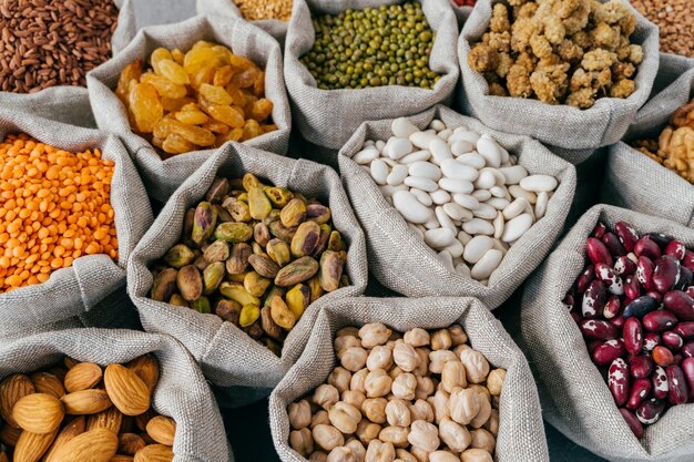 Diversos tipos de frutos secos y cereales en el mercado de granjeros Mung frijol almendra morera garbanzos pasas Primer plano