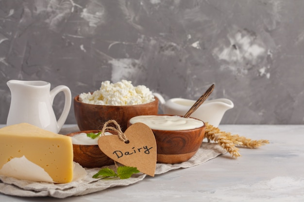 Diversos tipos de productos lácteos en el fondo gris blanco, espacio de la copia. fondo de alimentos, concepto de alimentos saludables