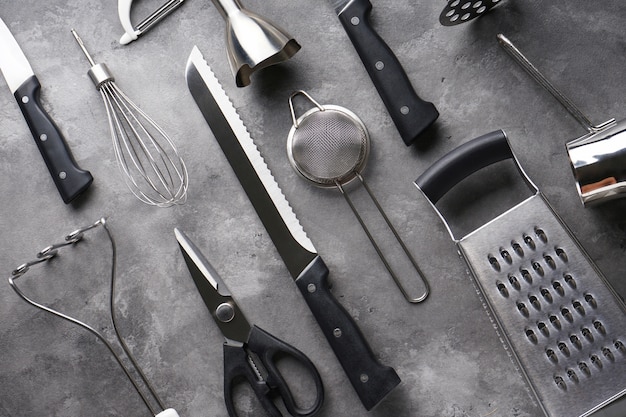 Foto diversos utensilios de cocina en la mesa gris, primer plano.