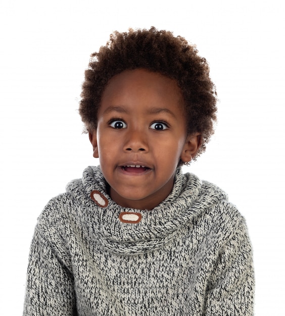 Divertida expresión de un pequeño niño africano.