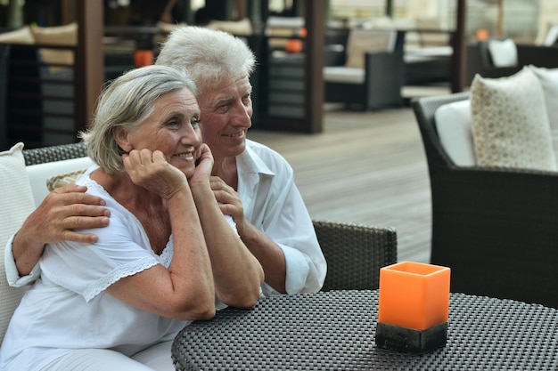 Divertida feliz sonriente pareja de ancianos