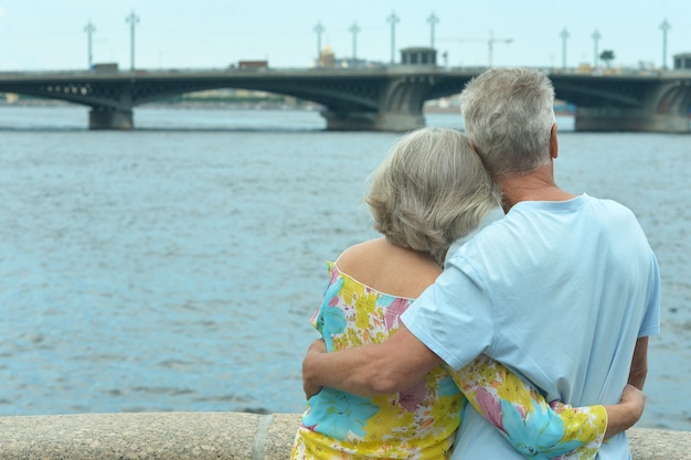 Divertida pareja de ancianos que descansan cerca del río