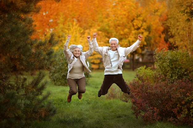 Divertida pareja de ancianos