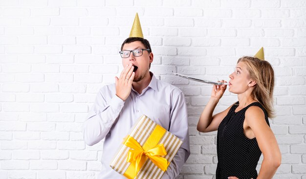 Divertida pareja celebrando la fiesta de cumpleaños
