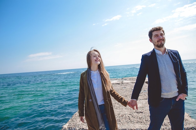 Divertida pareja cerca del mar