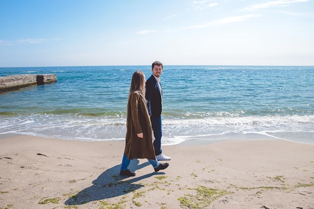 Divertida pareja cerca del mar