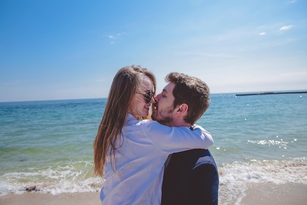 Divertida pareja cerca del mar