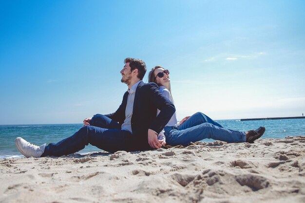 Divertida pareja cerca del mar