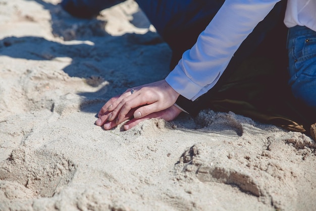 Divertida pareja cerca del mar