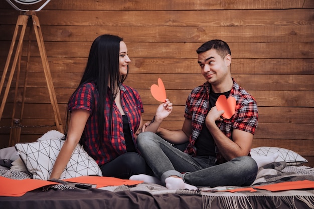 Divertida pareja de enamorados